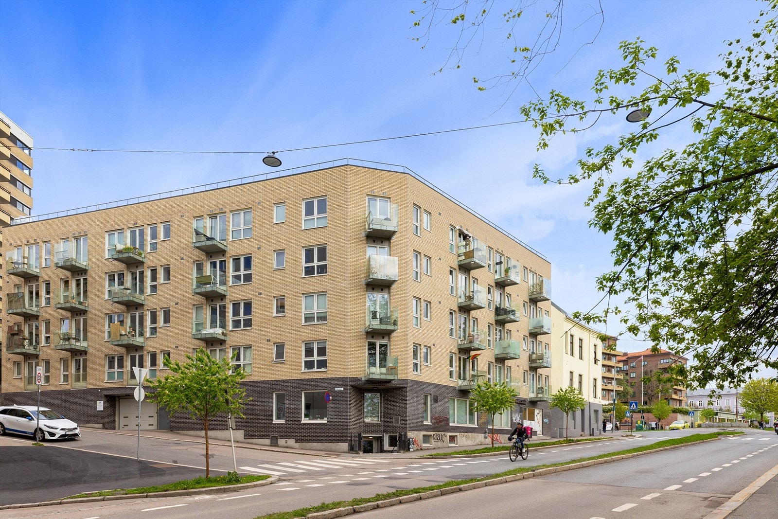 Bygården har en sentral beliggenhet ved Kampen/Galgeberg. Leiligheten er gjennomgående og ligger vendt ut mot Brinken og inn mot gårdsrommet. Galleribilde