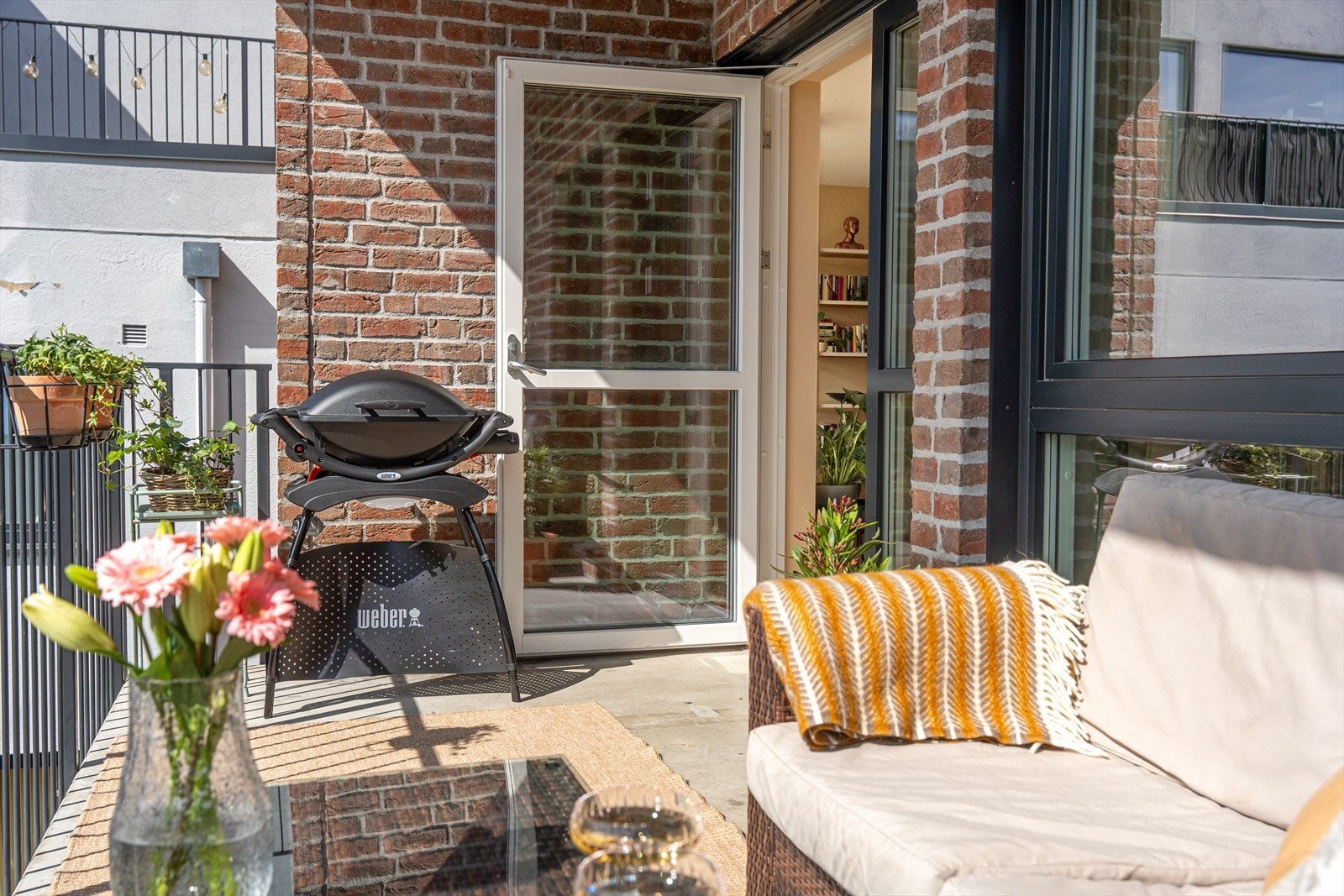 På balkongen det god plass til utemøblement, grill og beplantning. Galleribilde