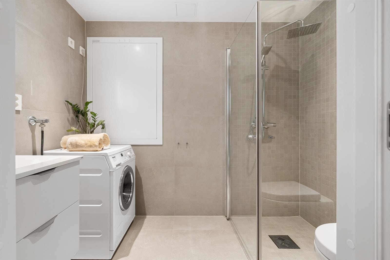 Rålekkert og delikat bad fra 2019. Badet har flislagte overflater, behagelig gulvvarme og downlights i himling. Galleribilde