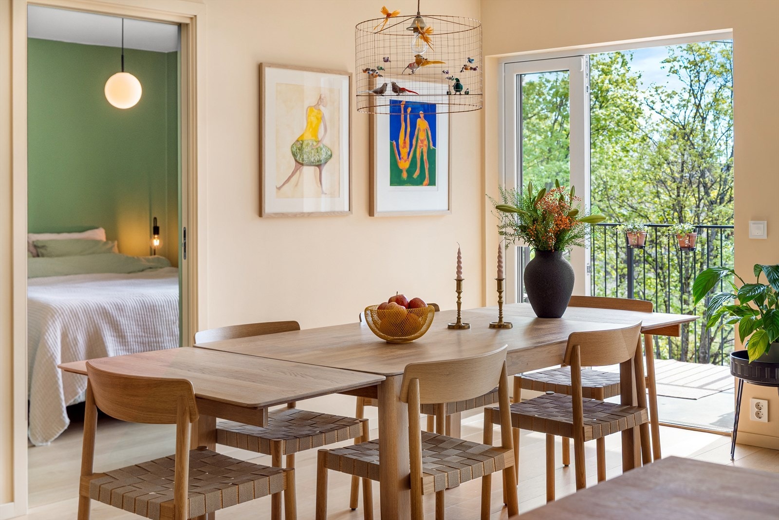 Det er god plass til stort spisebord - hit kan du fint invitere over både venner og familie på et bedre måltid. Galleribilde