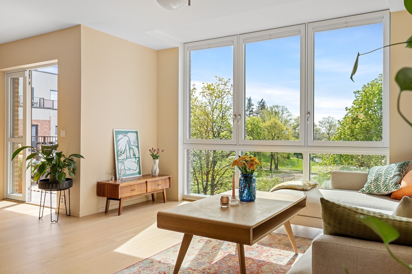 Nyt den frodige og åpne utsikten også fra sofakroken. Galleribilde