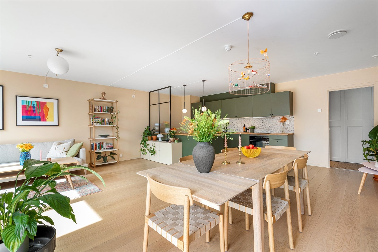 Leiligheten holder høy standard, med fokus på smakfulle materialvalg og gjennomtenkte løsninger. Galleribilde
