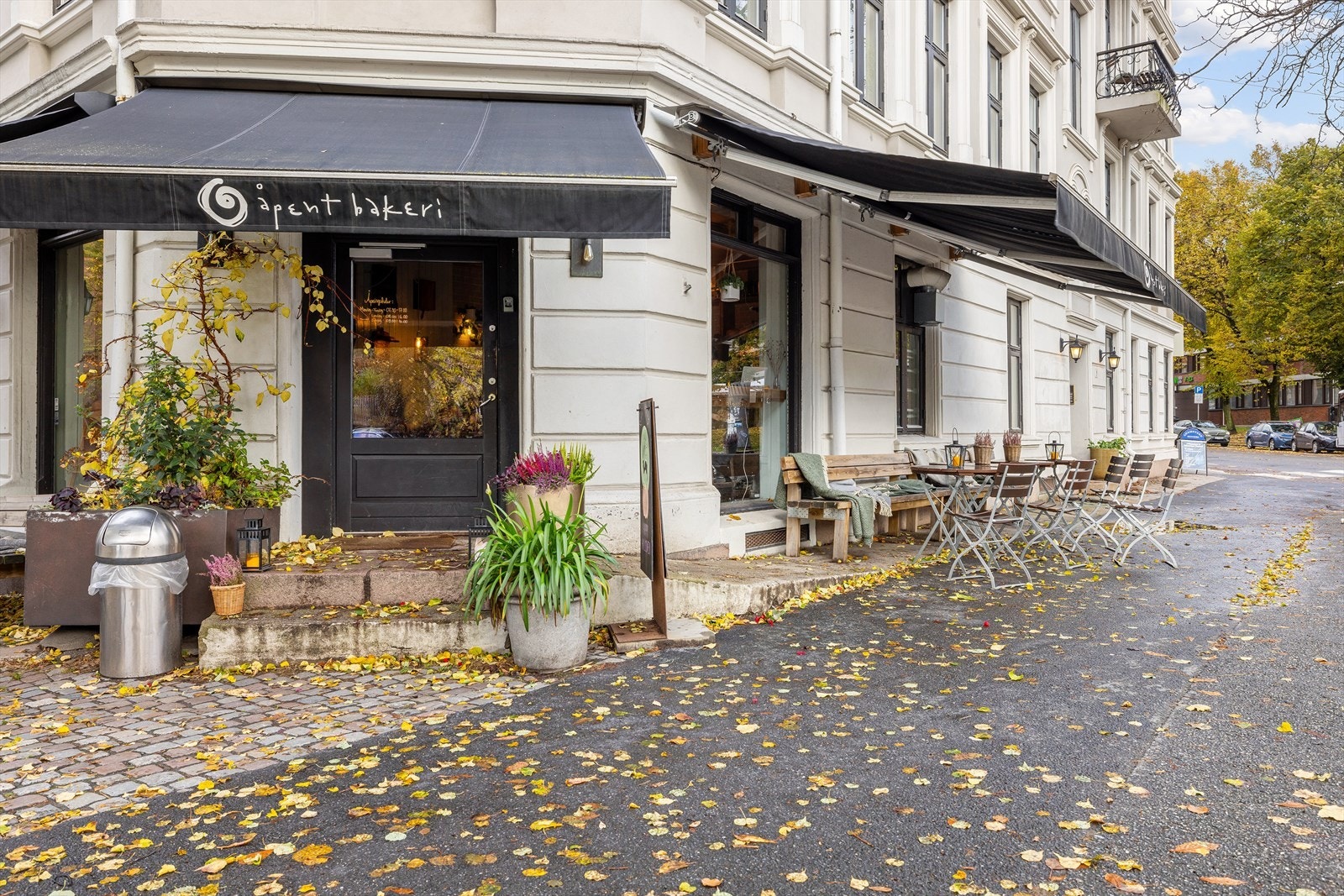 Områdebilde - Populære Åpent Bakeri pa Adamstuen har hyggelig uteservering. Galleribilde