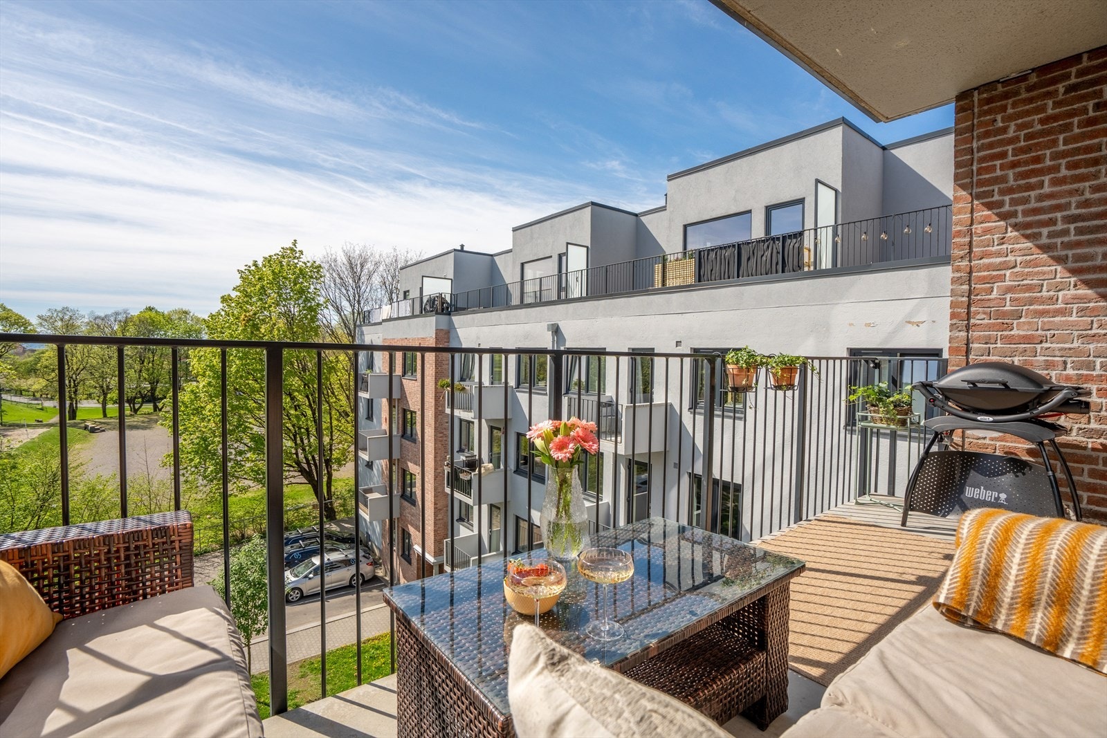 Fra stuen er det utgang til en sydvestvendt balkong på 10 kvm. Her er det sol fra rundt klokken 9 om morgenen til rundt klokken 18:30/19 på sommerstid. Galleribilde