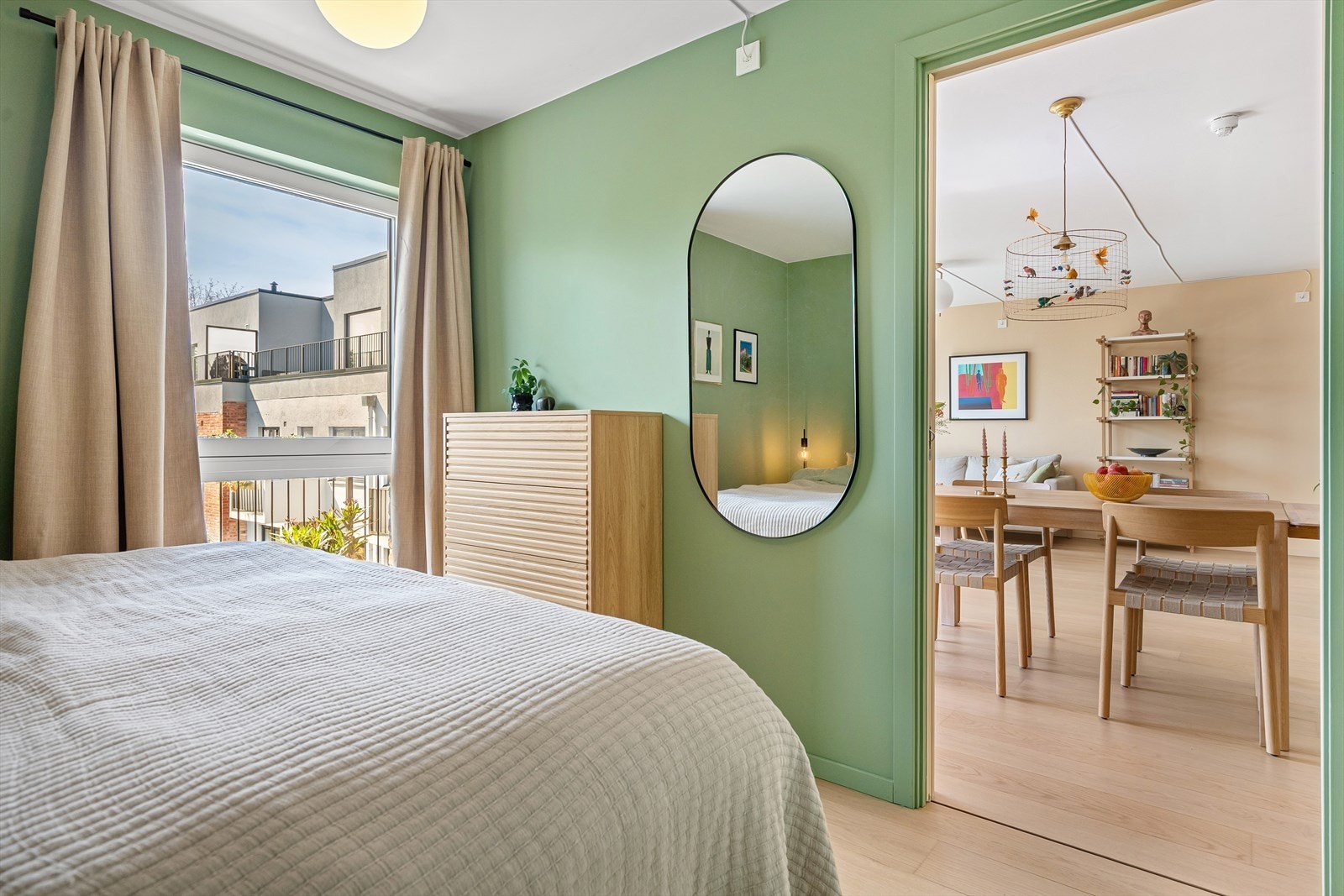 Soverommet har stort vindu som sikrer godt med lys og luft. Soverommet vender mot rolig område. Galleribilde