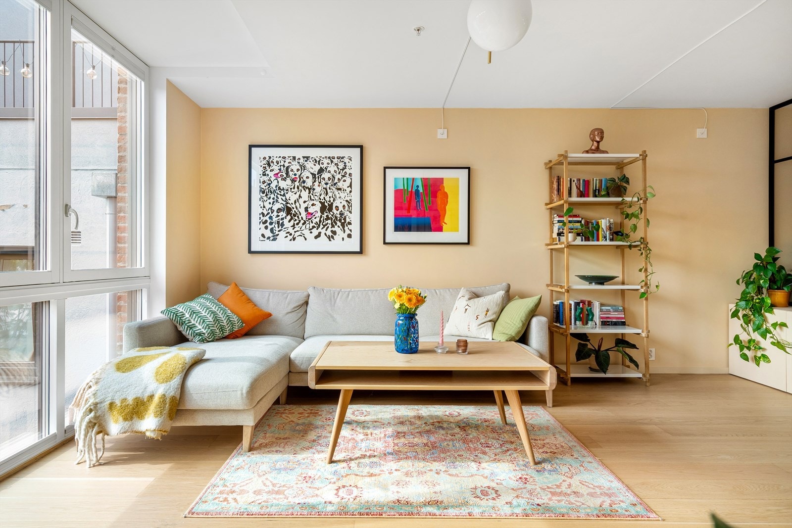I stuen er det god plass til sofagruppe med tilhørende sofabord og tv-møblement. Galleribilde