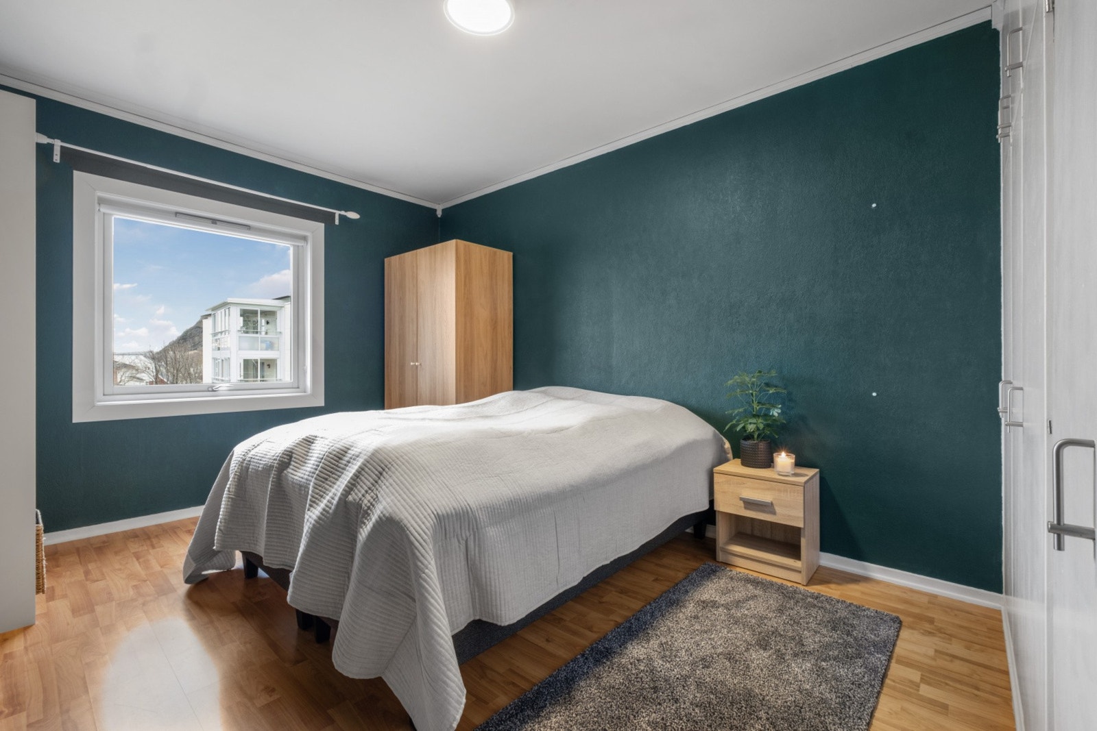 Romslig soverom med etablert garderobe til høyre Galleribilde