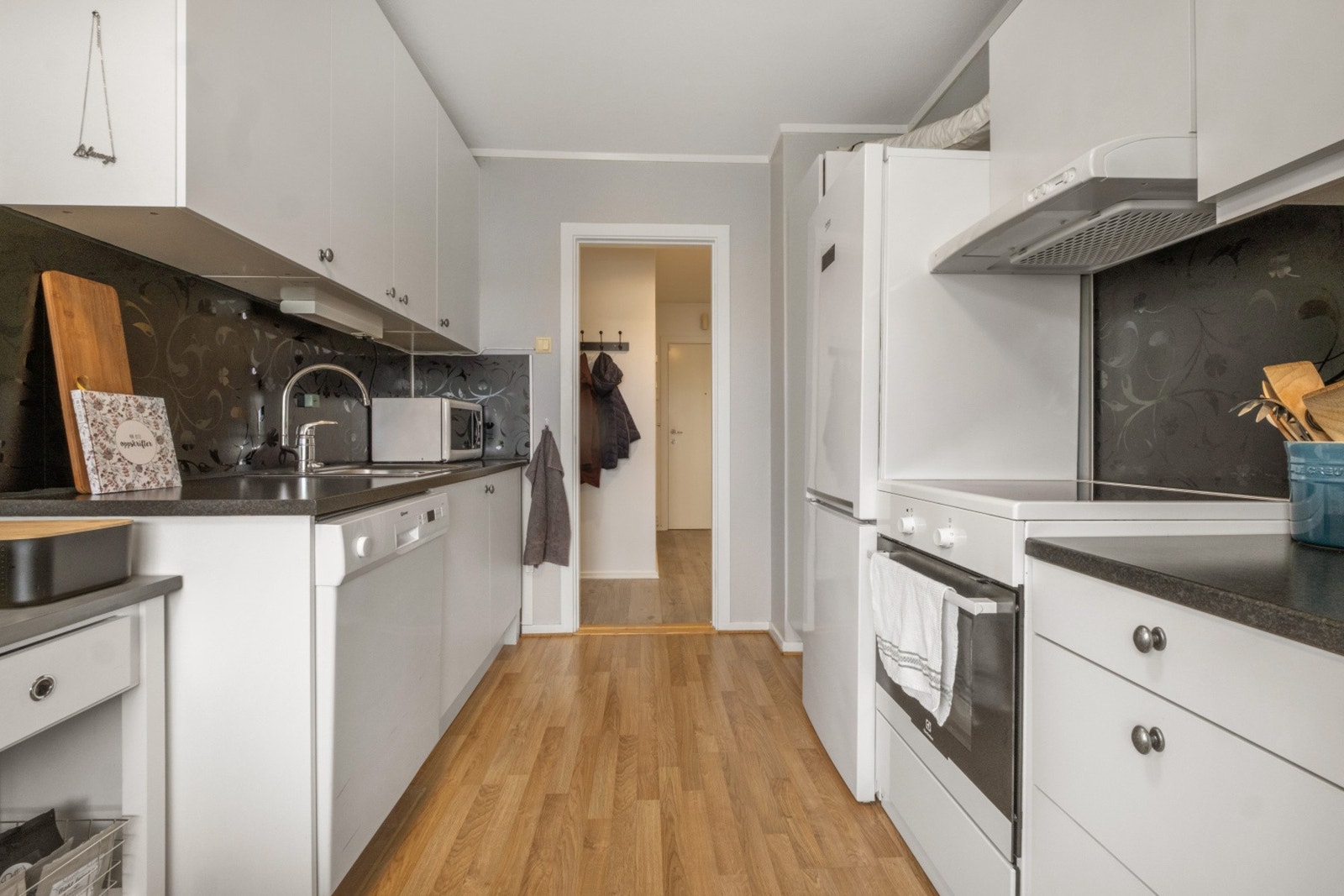 Godt utbygget kjøkken med mye skap- og benkeplass Galleribilde