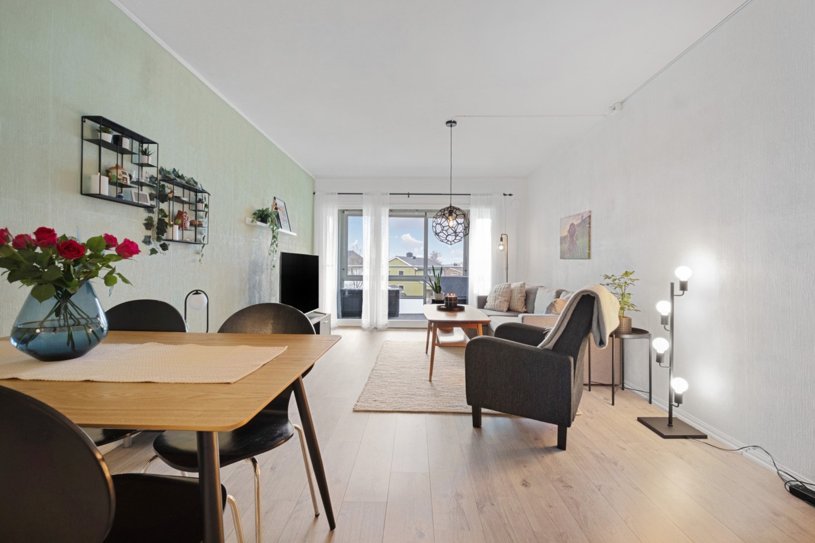 Flott 2-roms leiligheten med stor innglasset balkong Galleribilde