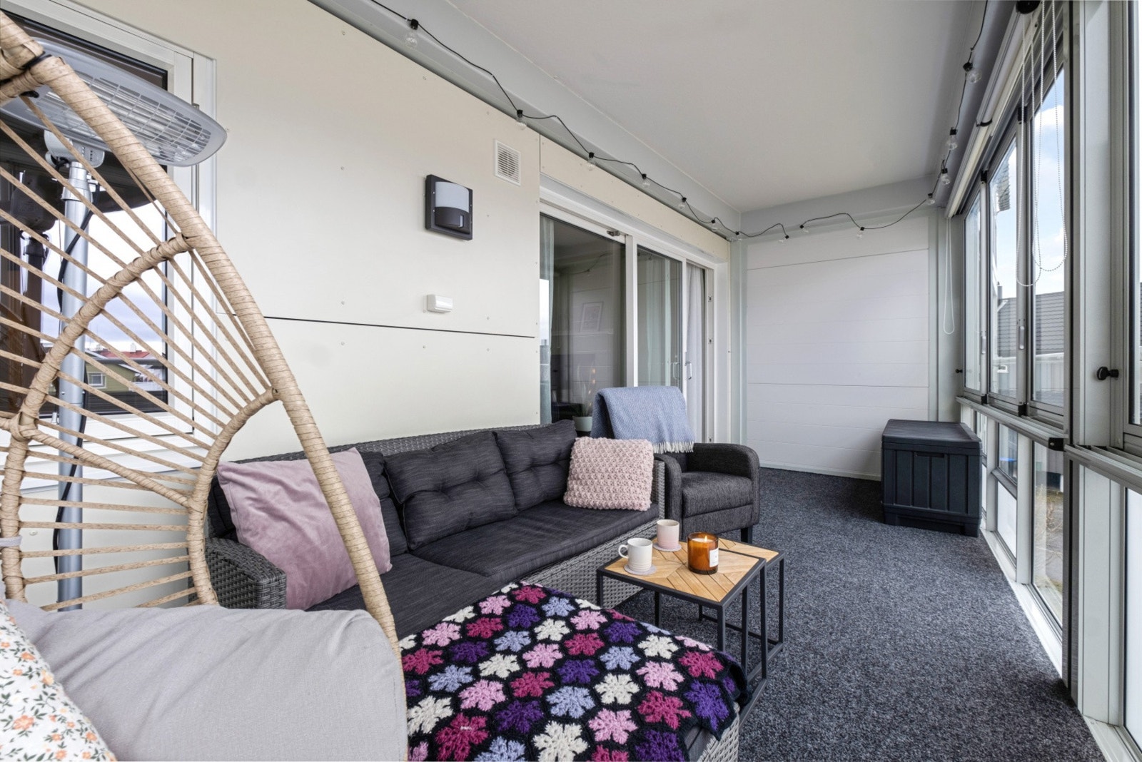 Direkte utgang fra stue - det er mulig å åpne vinduene på balkong Galleribilde