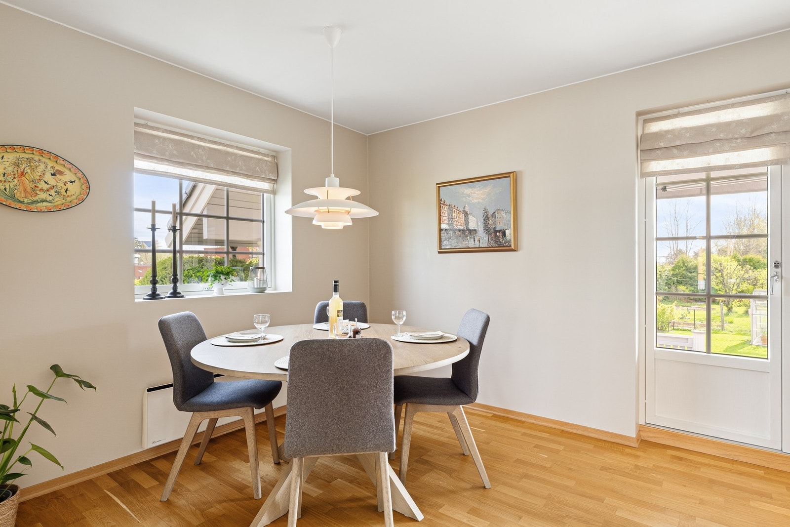 Det er god plass til et spisebord hvor du kan ha hyggelige frokoster sammen. Galleribilde