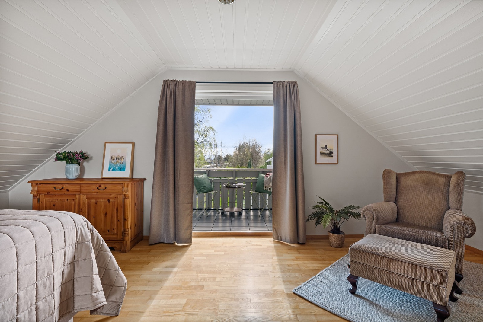 Fra rommet er det utgang til boligens sydvestvendte veranda. Galleribilde