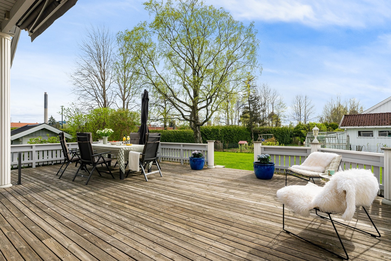 Fra kjøkkenet er det utgang til boligens helt nydelige terrasse på 59 kvm. Galleribilde