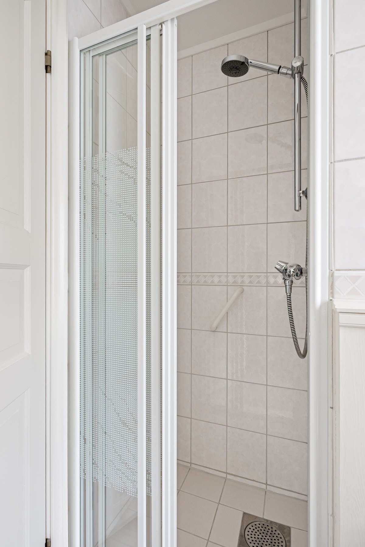 Romslig dusjnisje med skyvedør på badet. Galleribilde