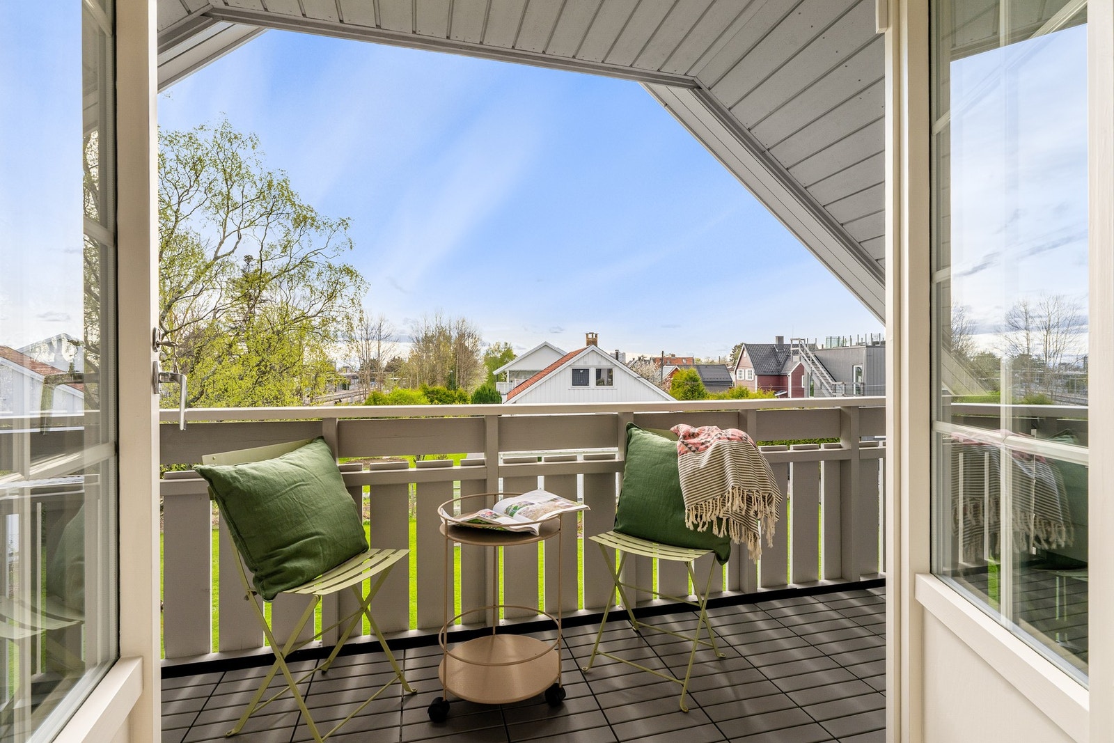 Verandaen er på 10 kvm og gir med det plass til hyggelig sittegruppe hvor du kan nyte solfylte dager og kvelder. Galleribilde