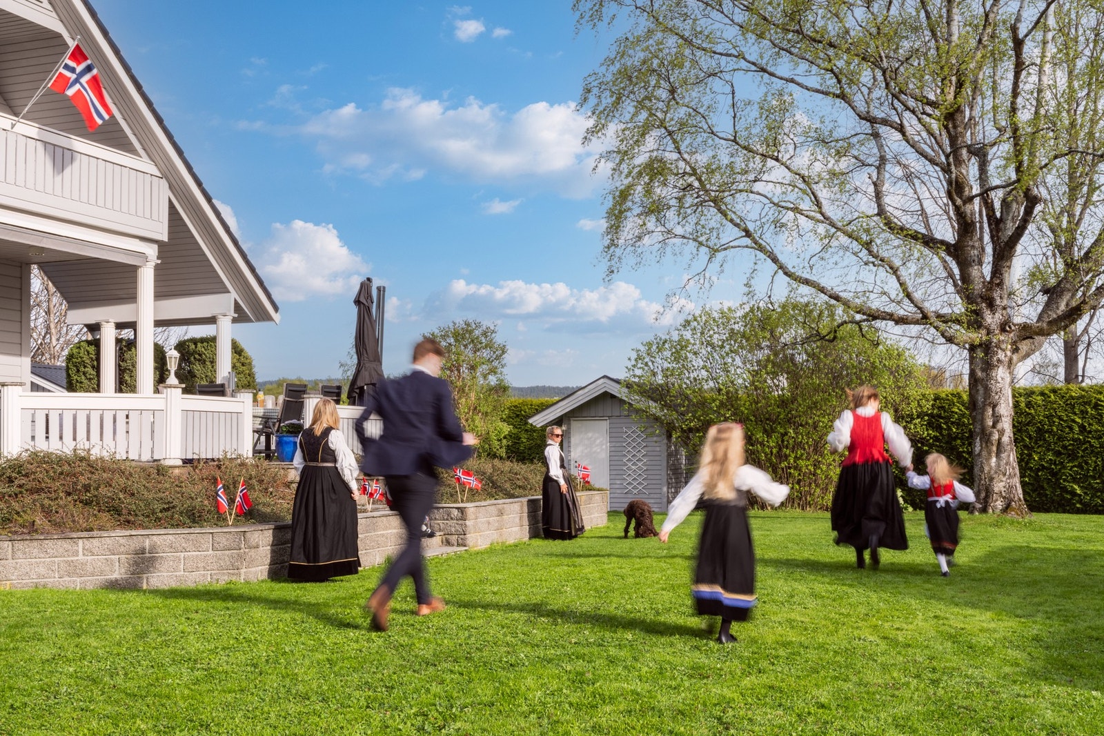 Inngjerdet tomt gjør dette til et fantastisk sted å være for store og små hvor barna kan løpe fritt inn og ut. Galleribilde
