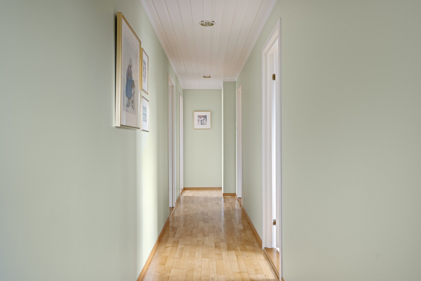 Via takluke og stige er det tilgang til boligens uinnredede kaldtloft. Galleribilde