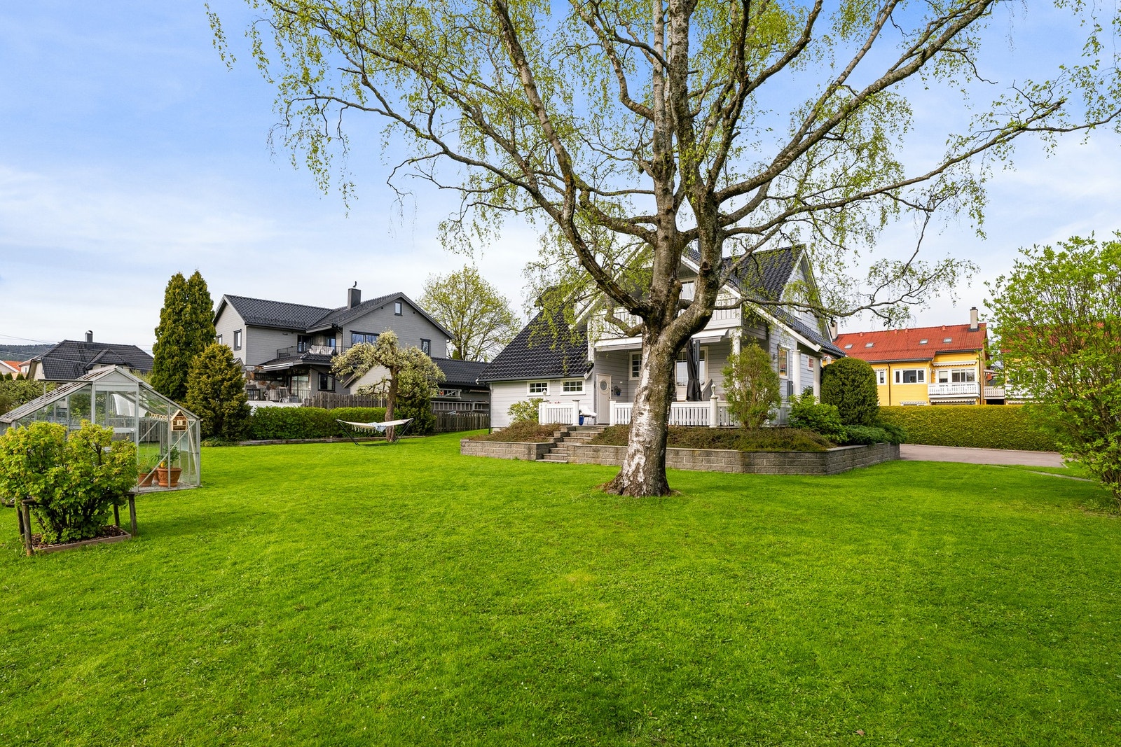 Det er i år gitt tillatelse til å felle det store treet i hagen om ønskelig, og denne er gyldig i tre år. Kontakt megler for mer informasjon. Galleribilde