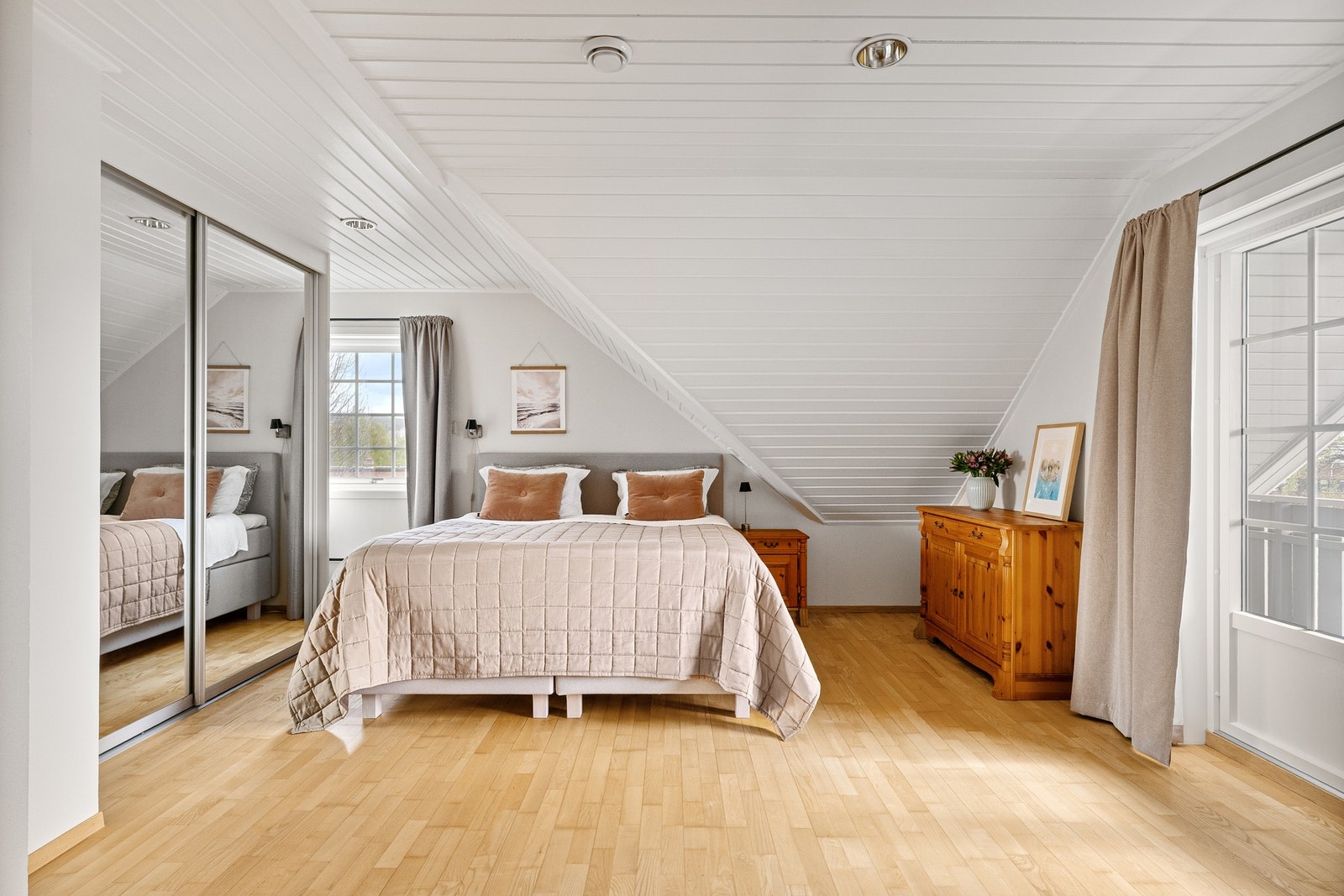 Hovedsoverommet har god plass til blant annet stor dobbeltseng, nattbord og kommode. Skyvedørsgarderoben medfølger. Galleribilde
