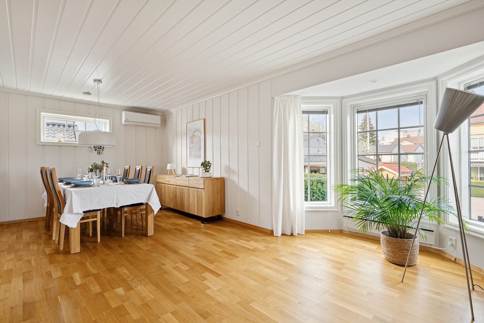 Det er også fin plass for stort langbord hvor storfamilien kan samles. Galleribilde