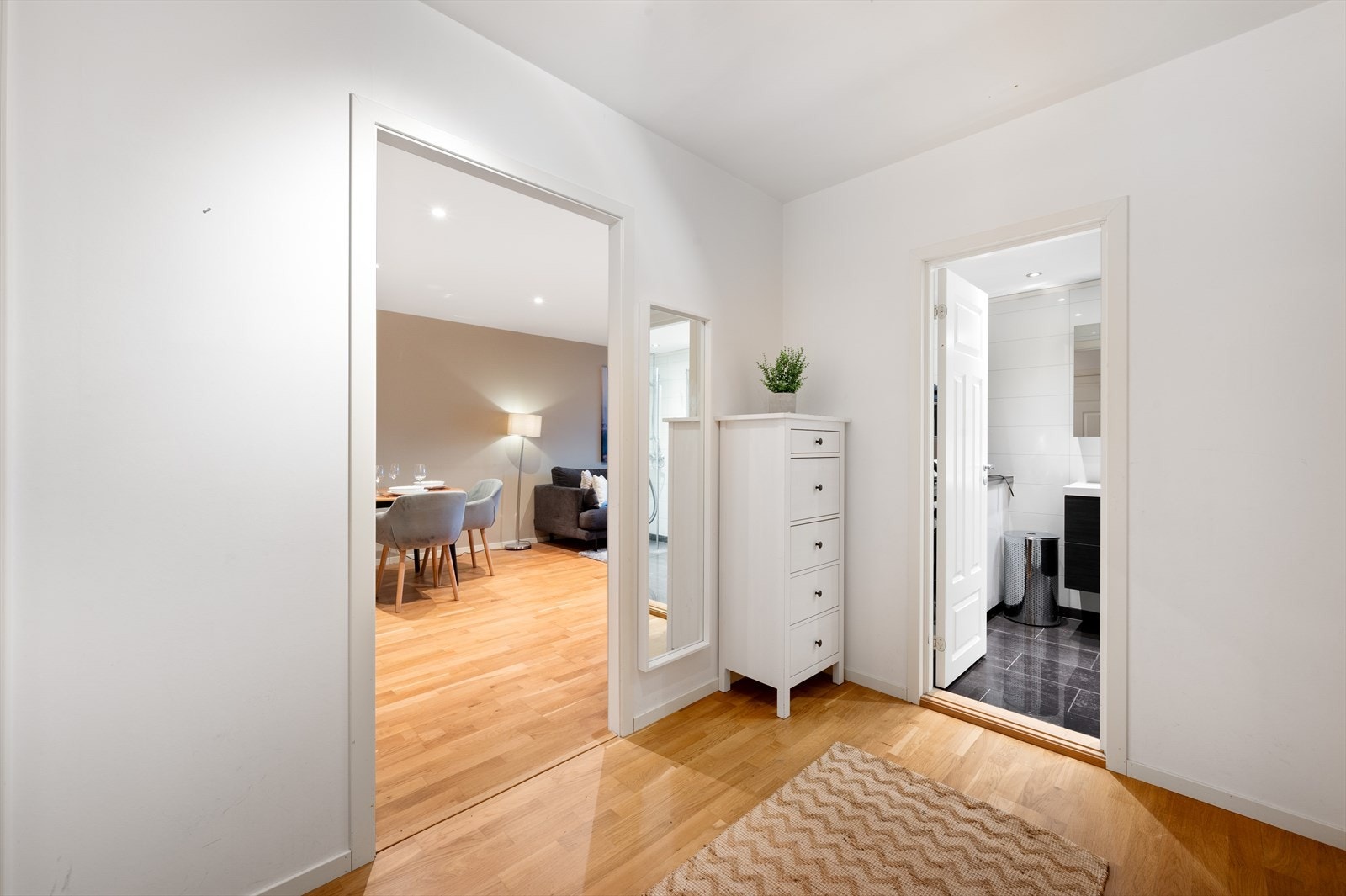 - Lys og innbyende entré på 5,1 m² - Galleribilde