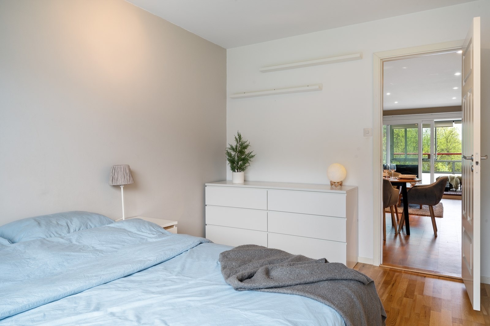 - Her har du god plass til å innrede med dobbeltseng, kommode og nattbord - Galleribilde