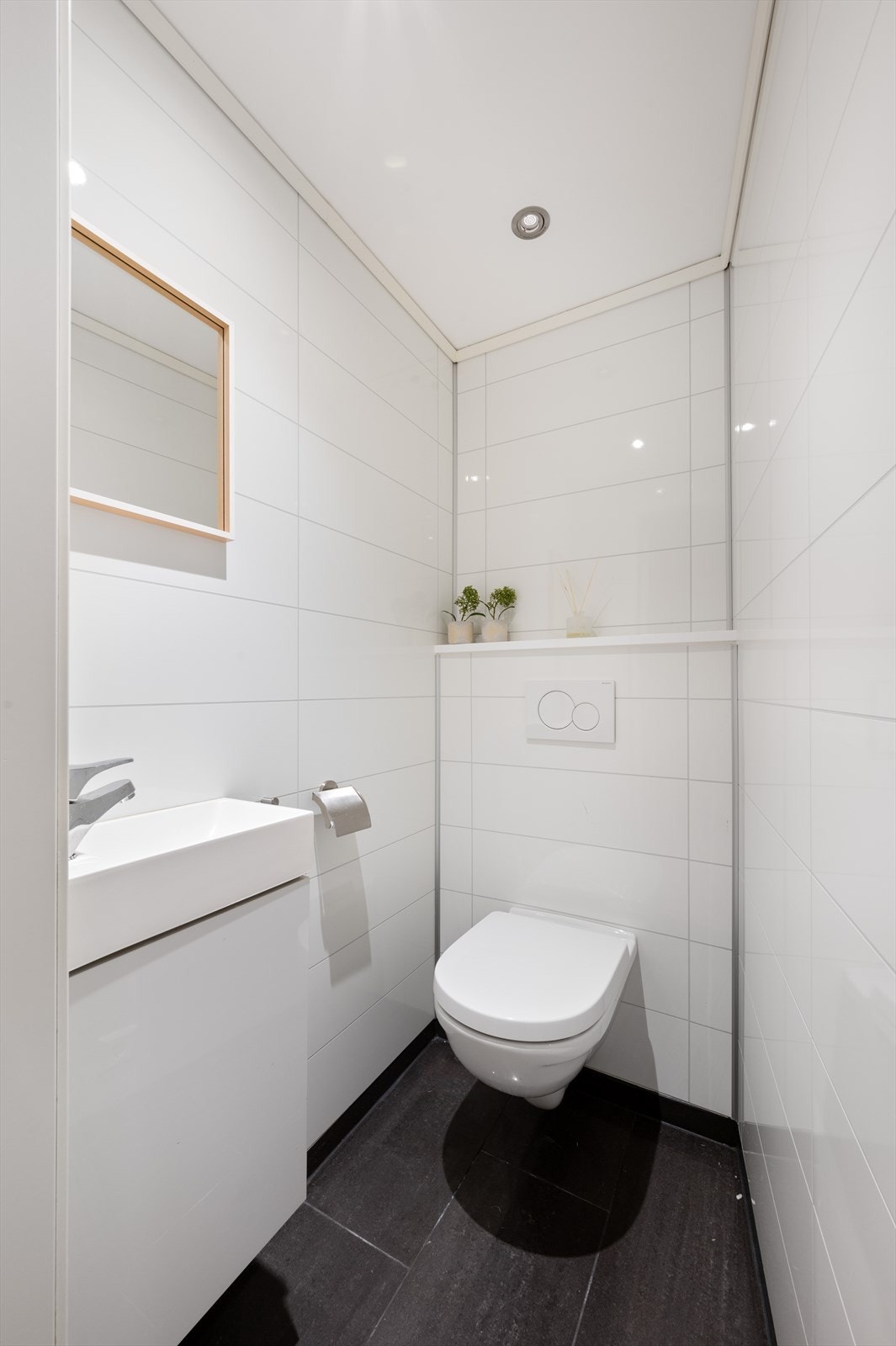 - I tillegg til badet har leiligheten et eget toalettrom på 1,2 m² - Galleribilde