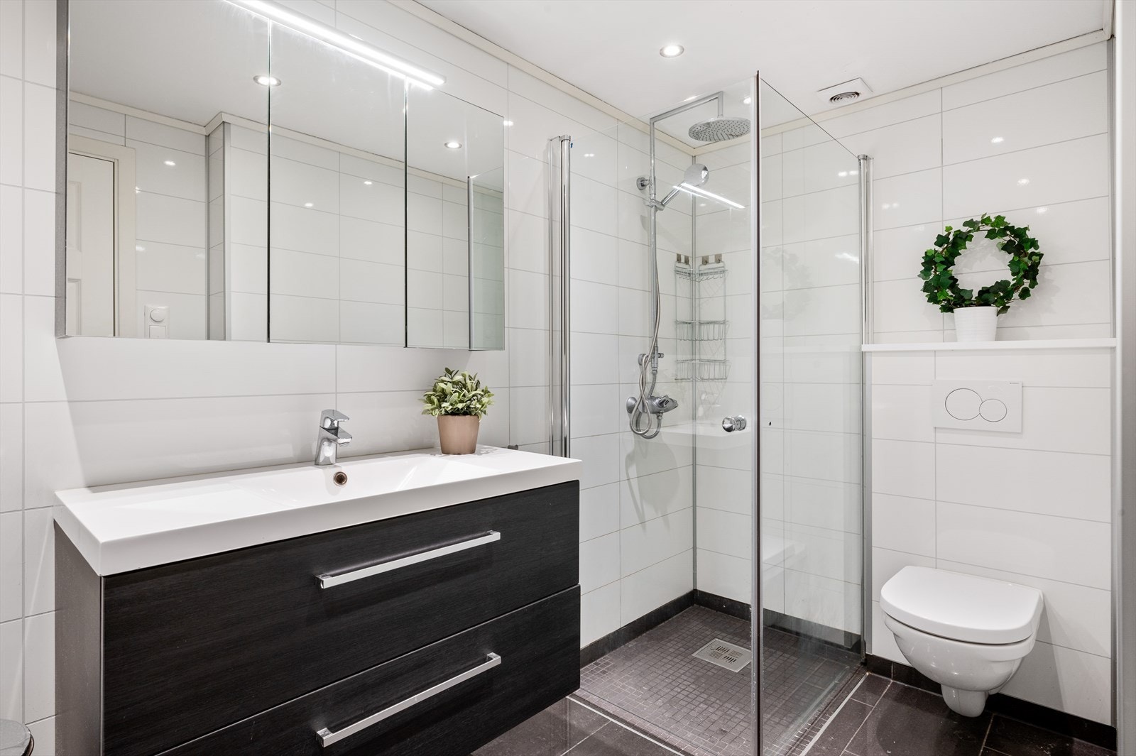 - Badet måler 5,4 m² - Galleribilde