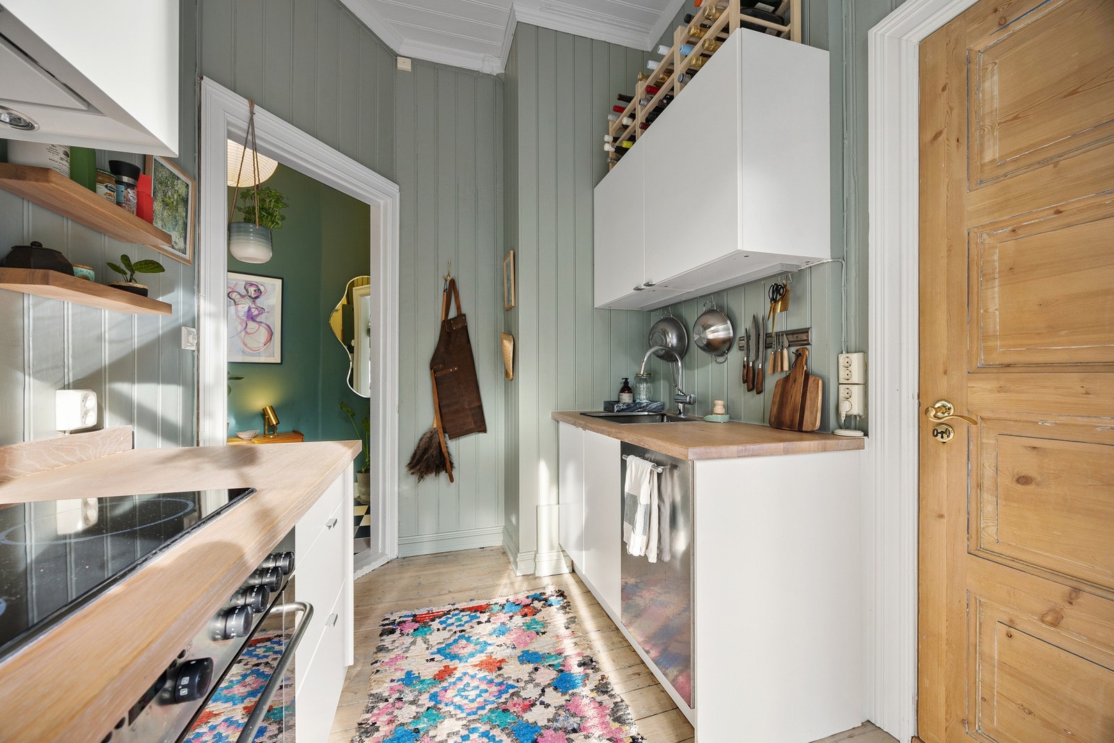 Fra kjøkkenet er det inngang videre til soverommet. Galleribilde