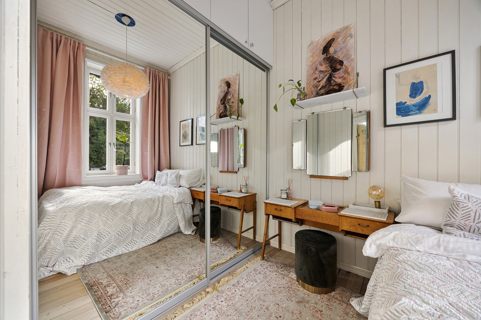 Soverommet har stor skyvedørsgarderobe med speilfronter som dekker den ene langveggen. Galleribilde