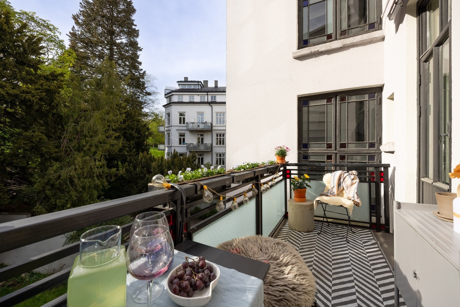 Balkongen ligger skjermet fra naboer. Vinduet rett frem er i trappeoppgangen. Galleribilde