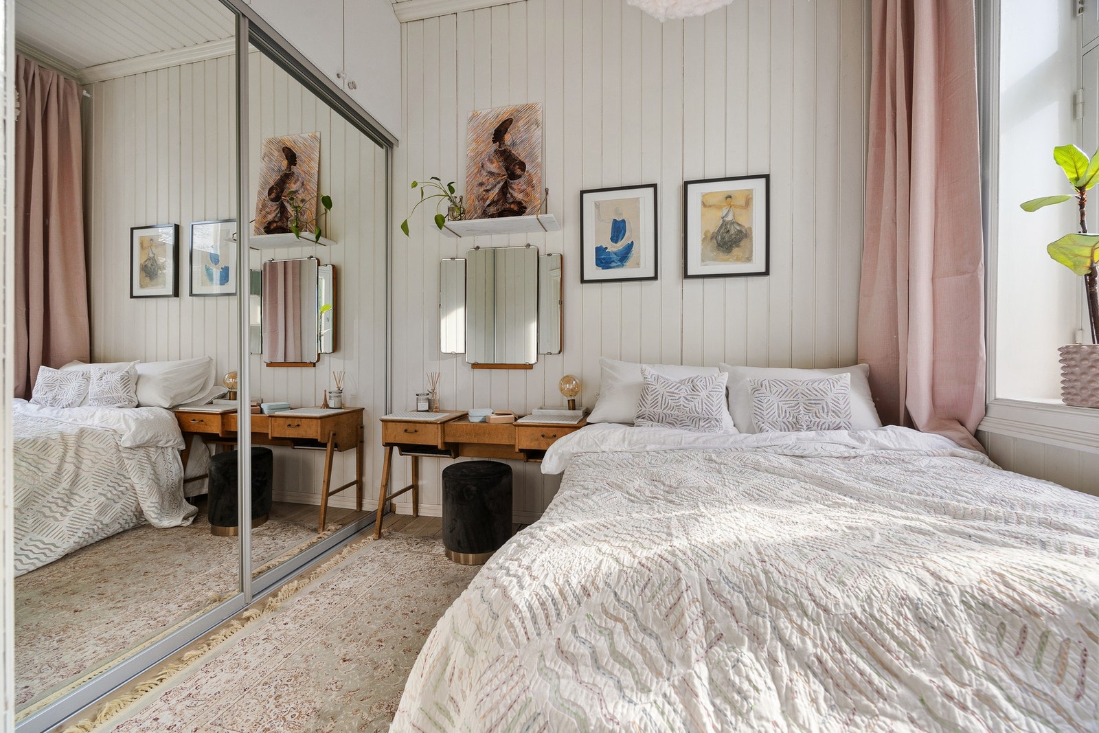 Romslig soverom med plass til seng, nattbord/ skrivepult og garderobeskap. Galleribilde