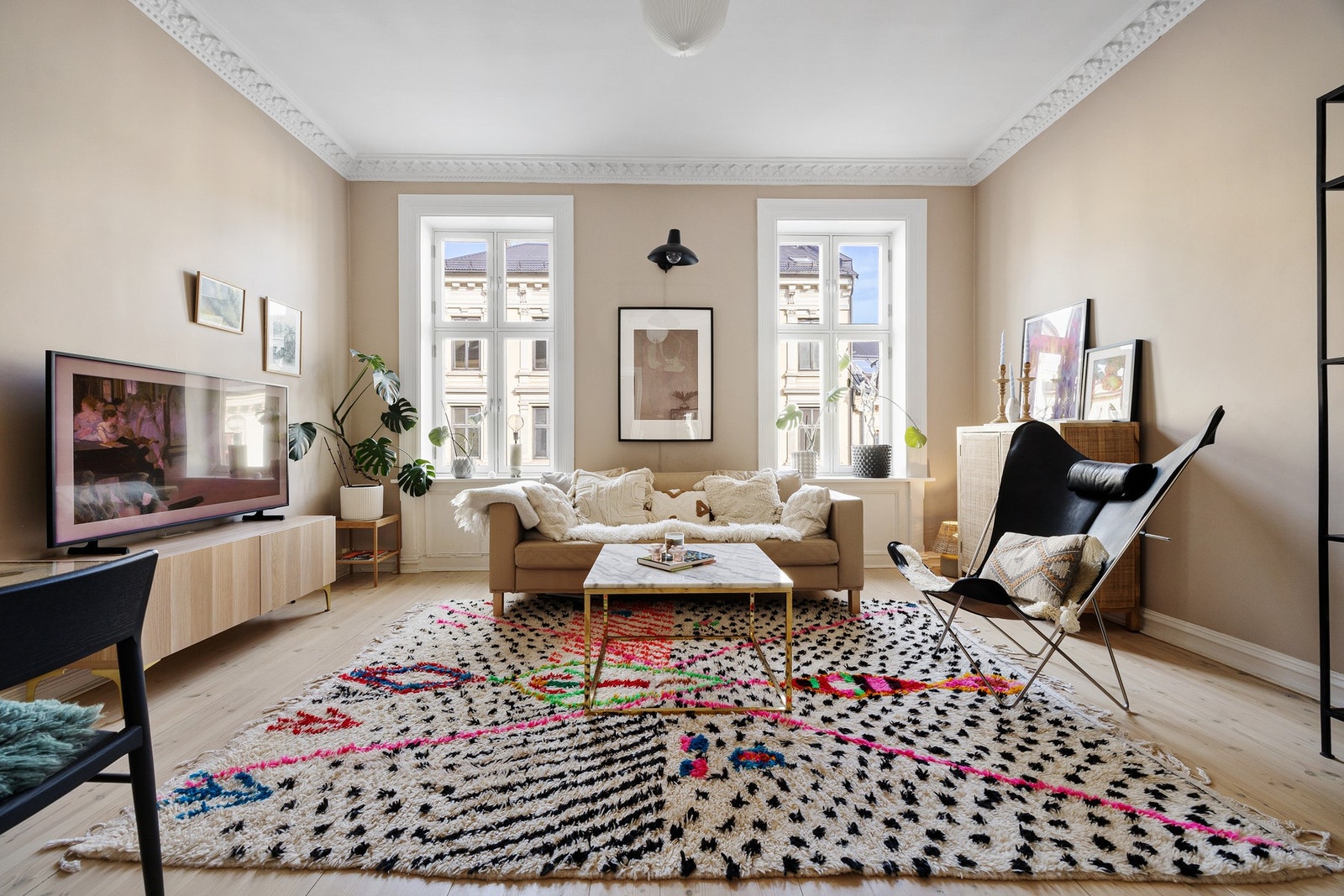 Luftig stue med takhøyde på hele 3.10 meter. Klassiske detaljer som stukkatur og rosett. Galleribilde