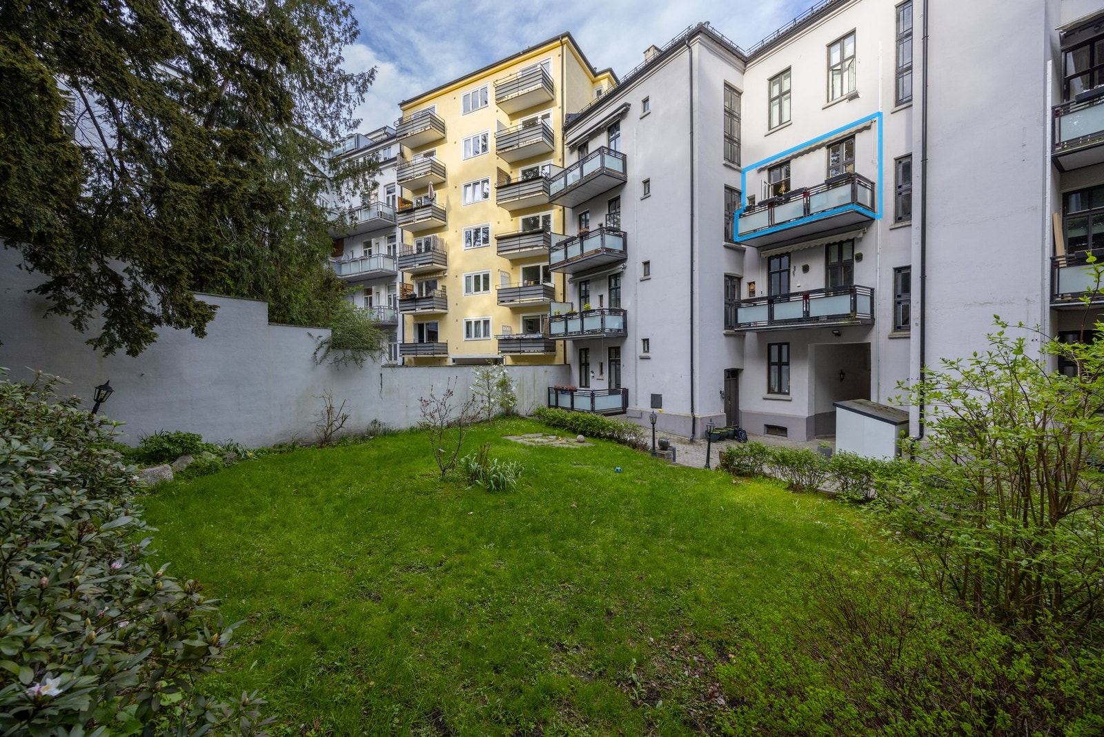 Fasade sett fra bakgården. Leiligheten er markert med blått. Galleribilde