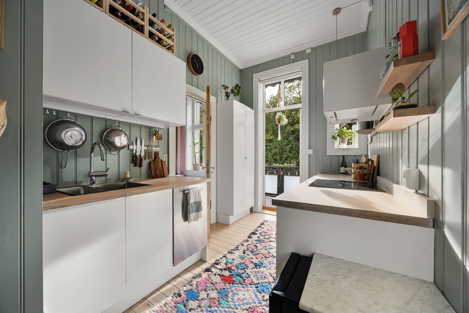 Ikea kjøkkeninnredning med integrert stekeovn, nedfelt platetopp, oppvaskmaskin, fryseskap og kjøleskap. Galleribilde