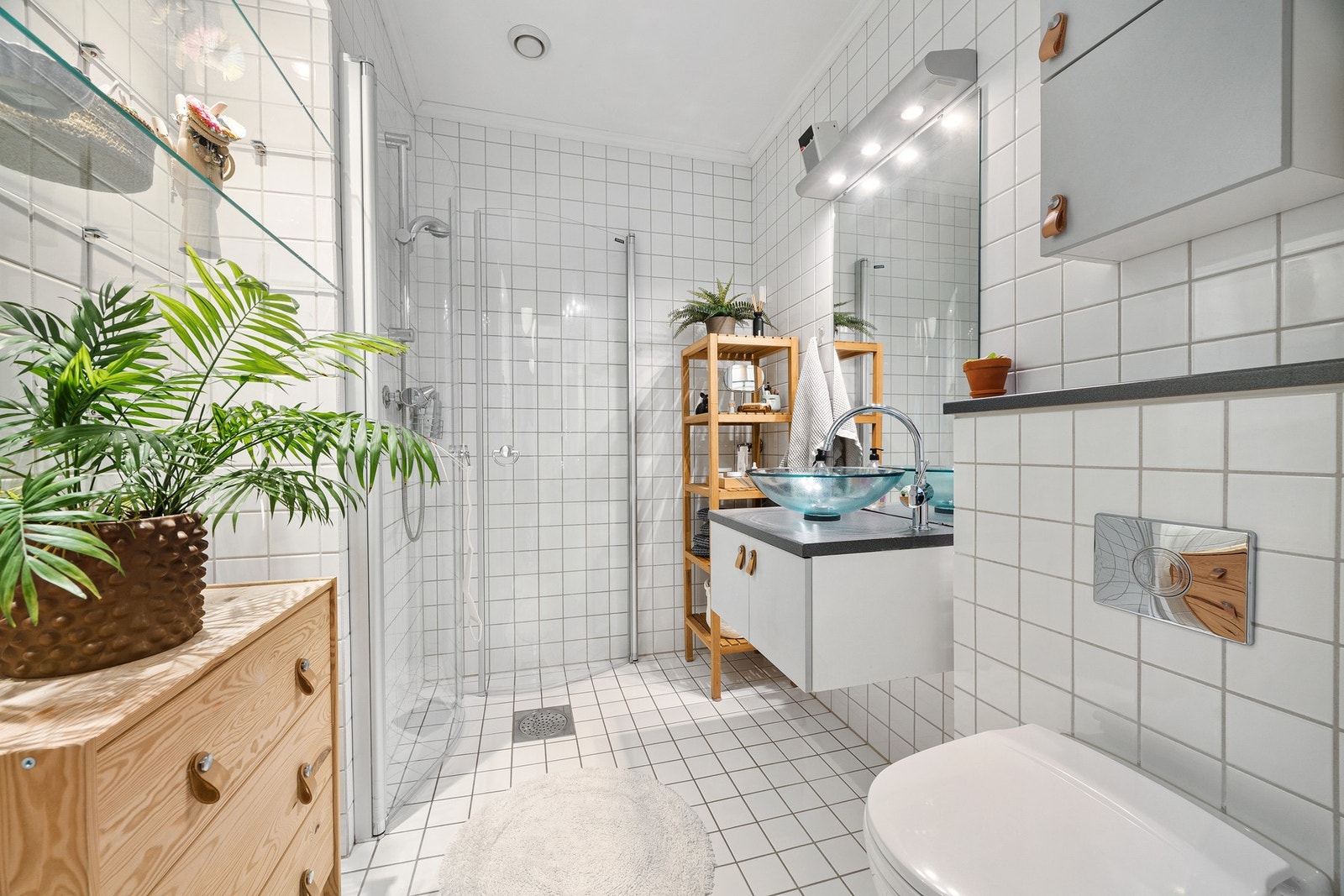 Badet ble renovert i 2007 i tidligere eiers regi. Flislagte overflater og varmekabler i gulv. Galleribilde