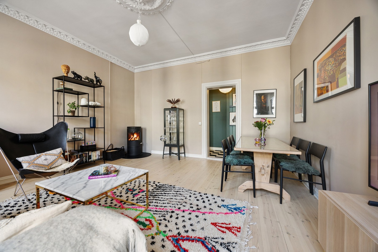 Det er montert peisovn fra Morsø. Furugulvet ble slipt og lakkert i 2018. Galleribilde