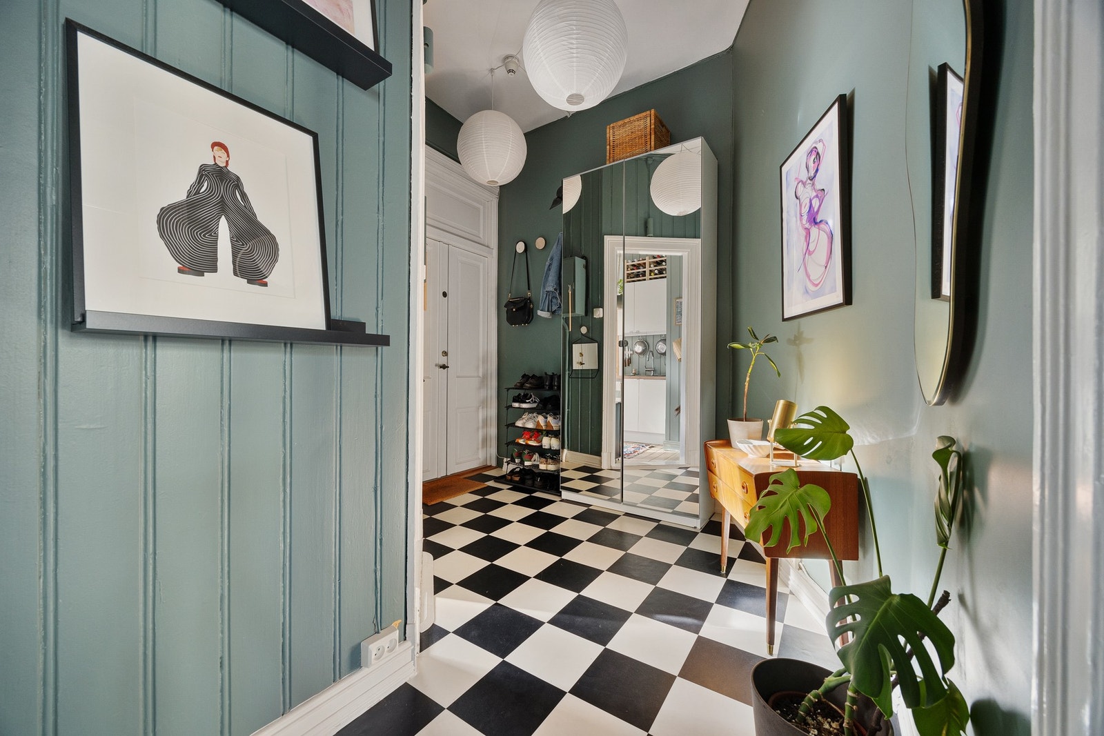 Romslig entré med stort garderobeskap (medfølger). Vinylbelegg fra 2018 på gulv. Galleribilde