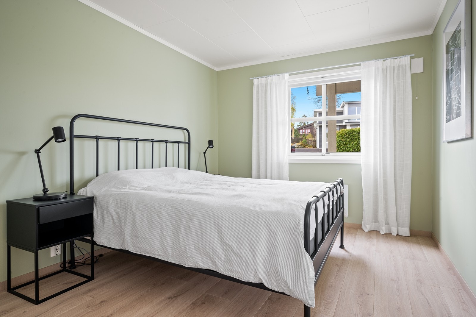 Romslig soverom i første etasje Galleribilde