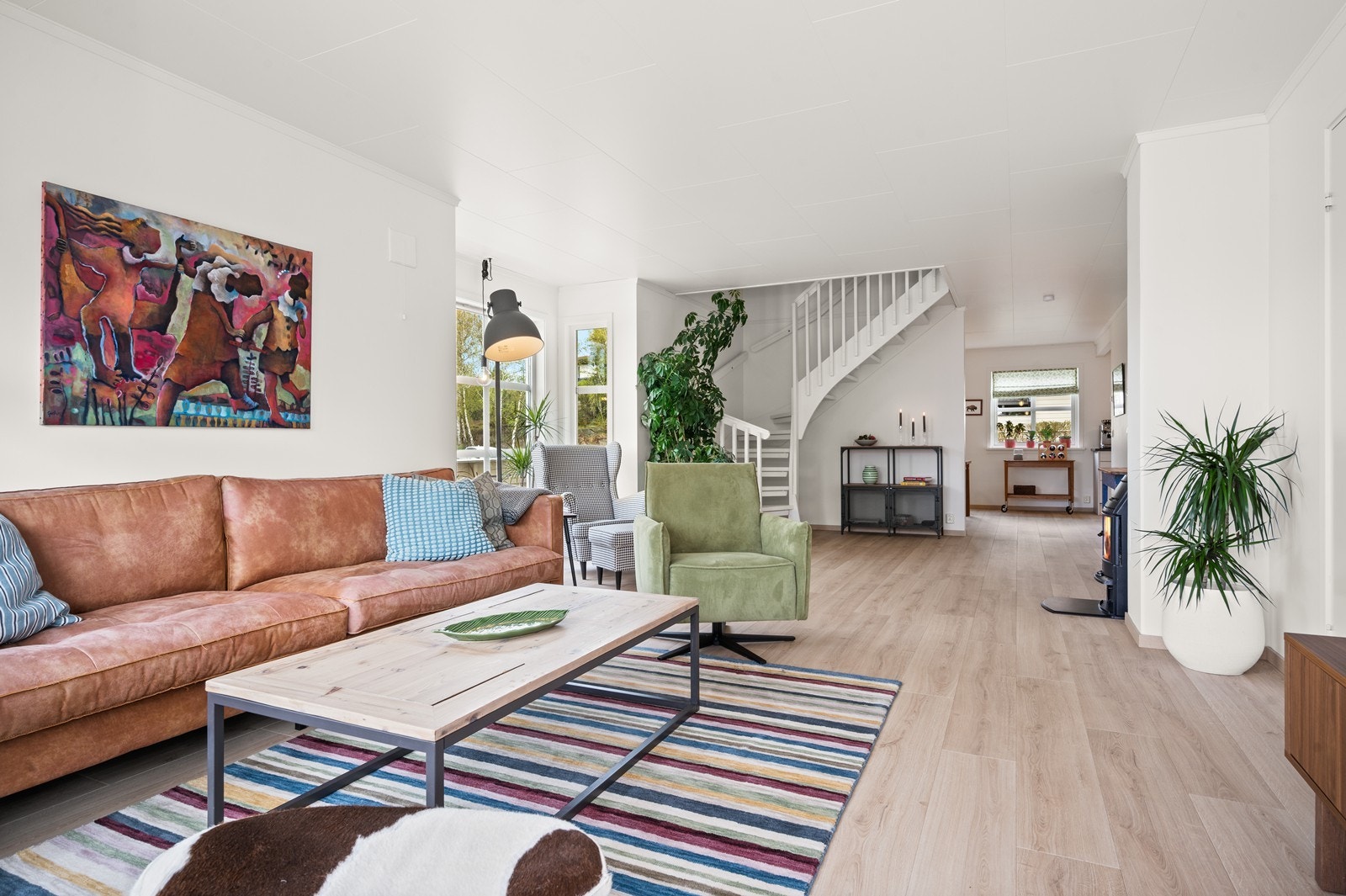 Stuen har en naturlig inndeling med tv-stue og spisestue Galleribilde