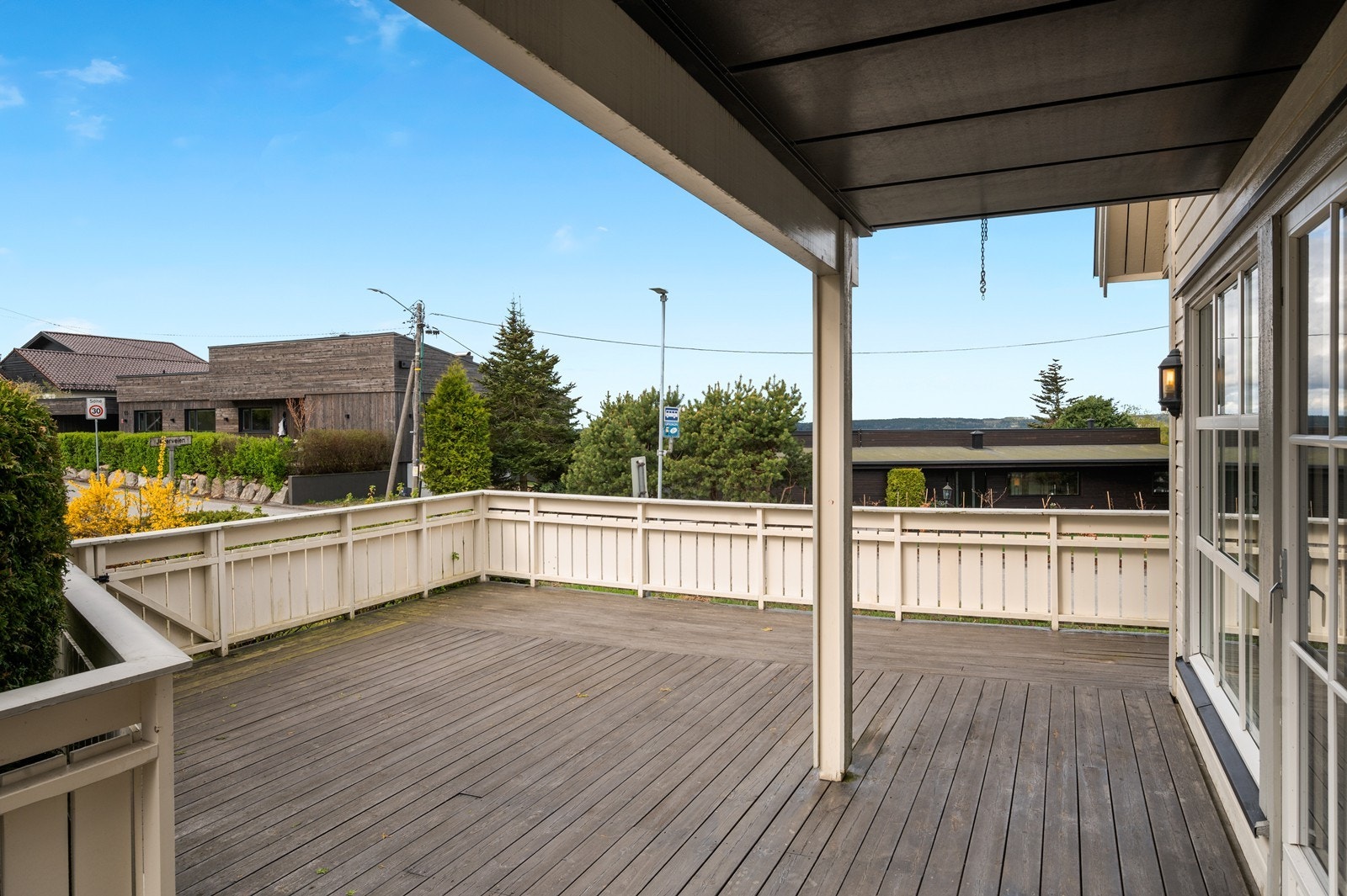 Terrassen er delvis overbygget og ligger mot sydvest med gode solforhold Galleribilde