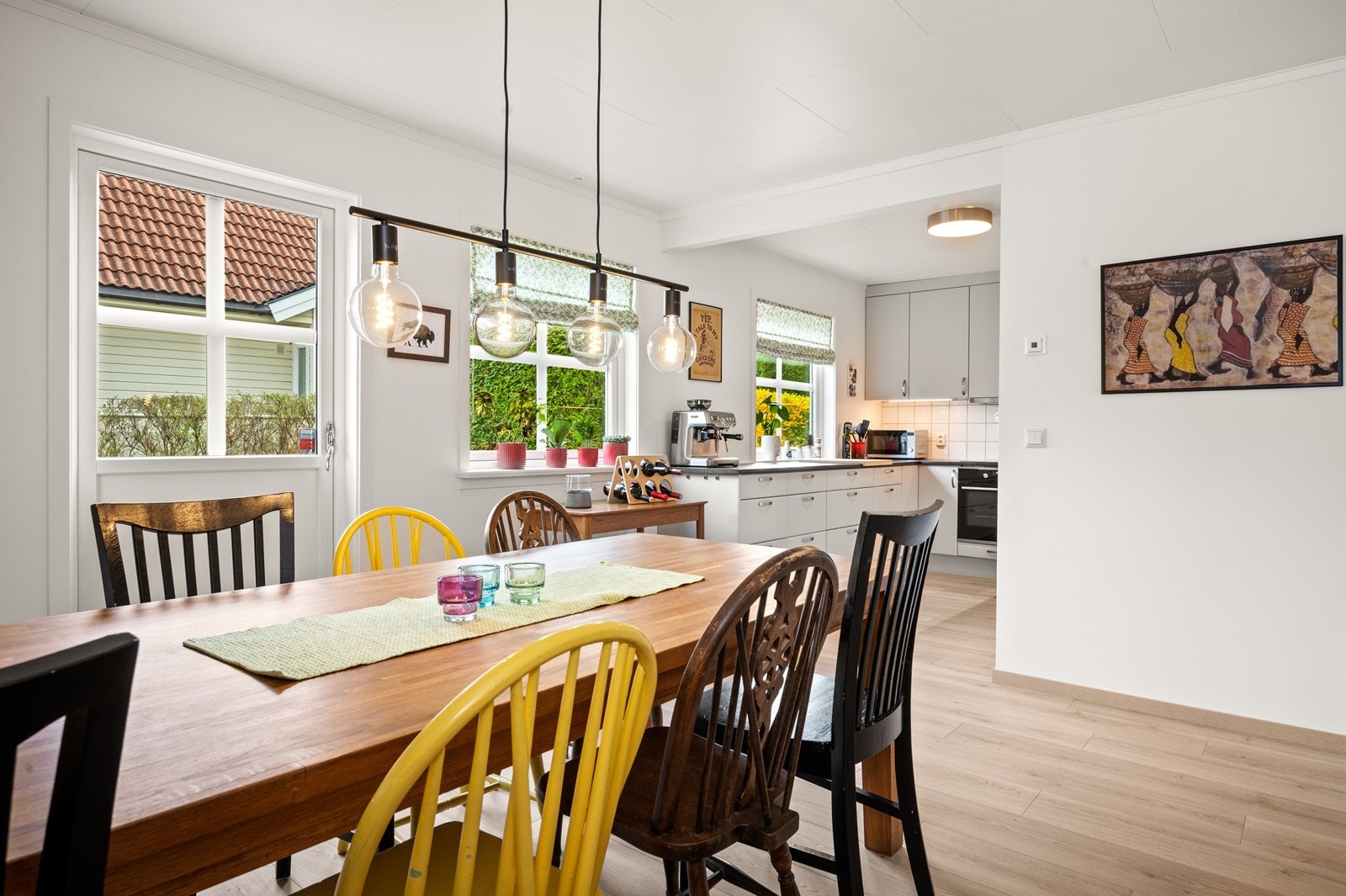 Stue/spisestue ligger i åpen løsning med kjøkkenet Galleribilde