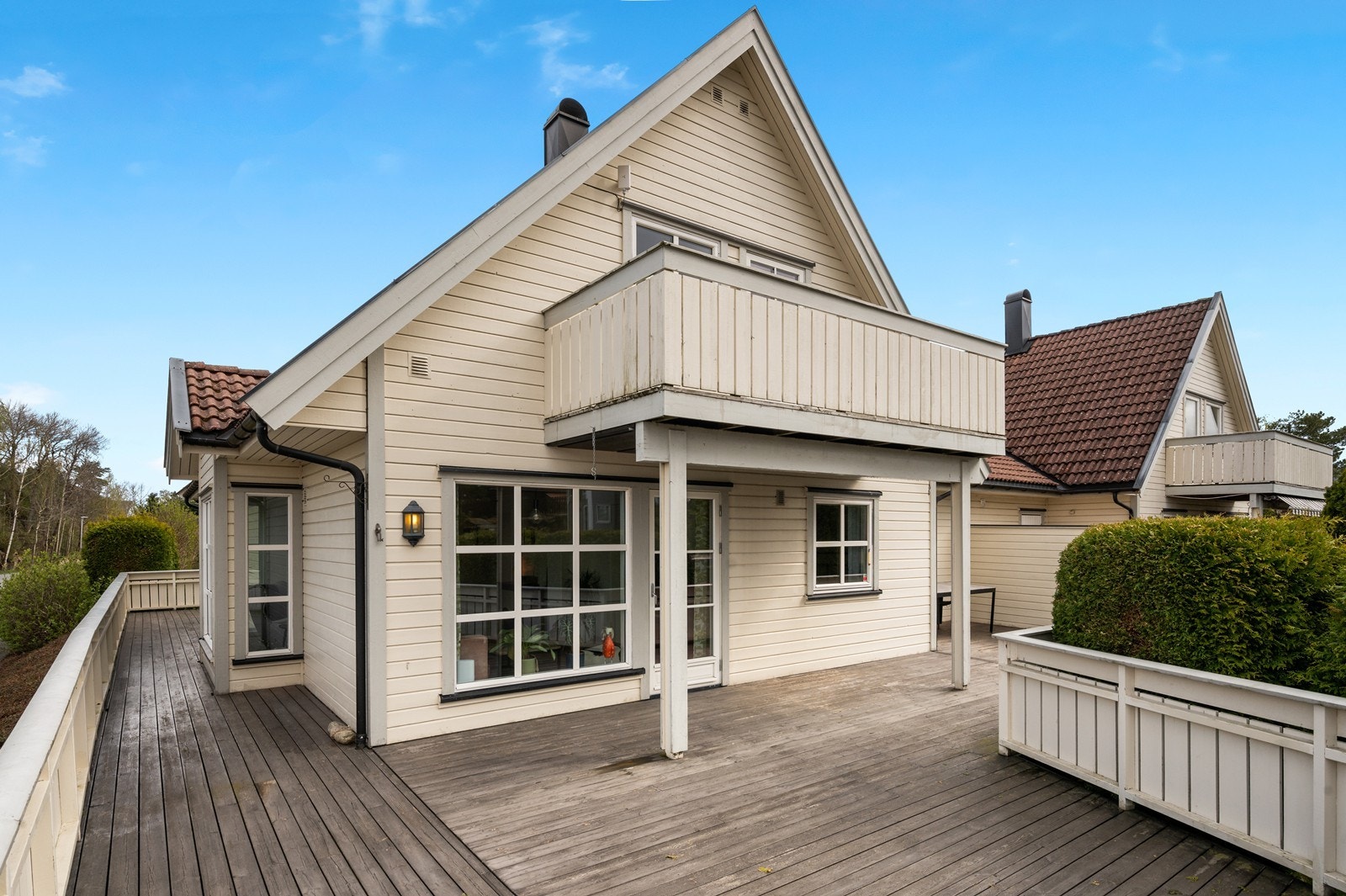 Del av enebolig i rekke med carport i mellom Galleribilde