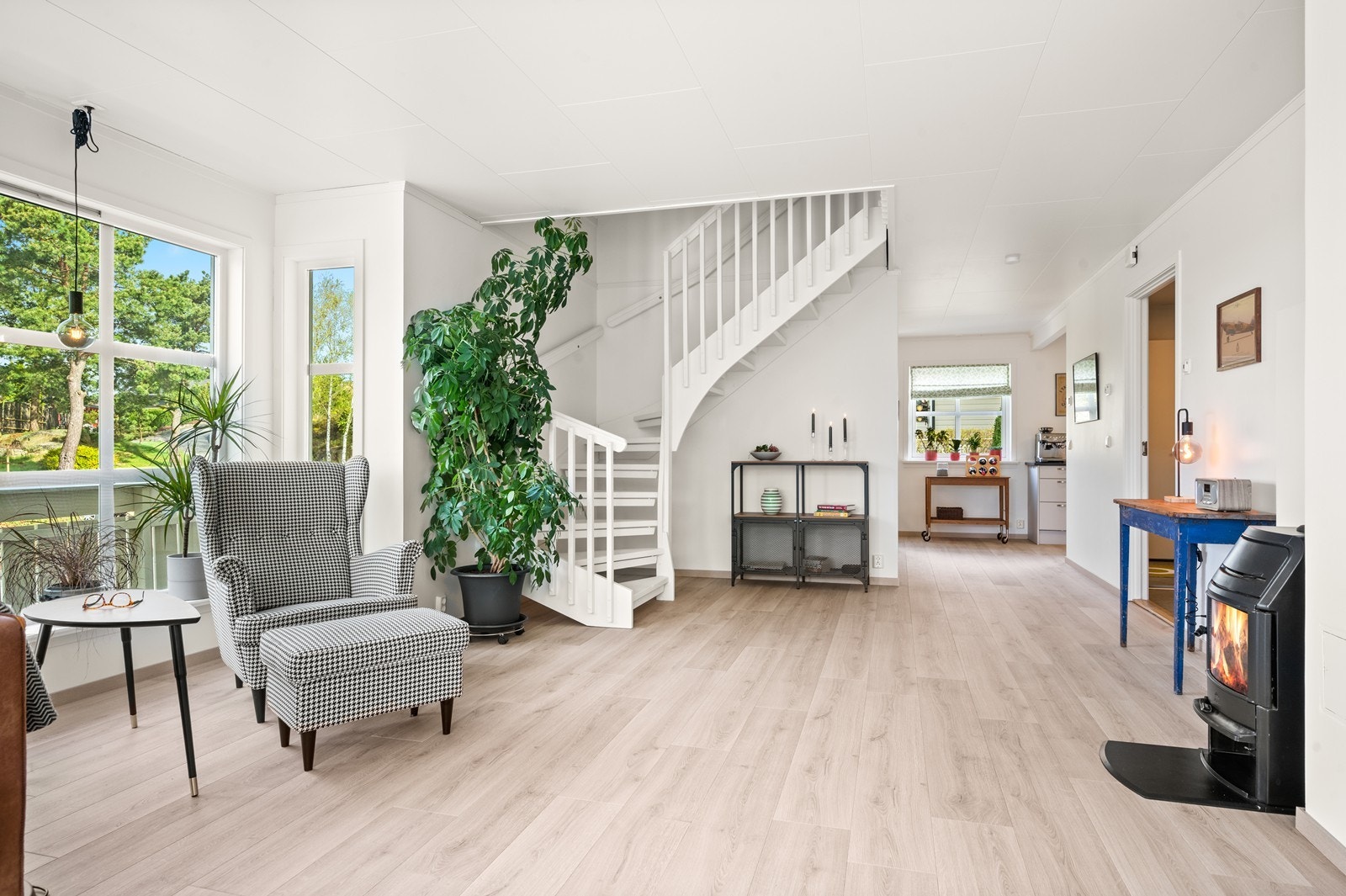 Sentralt i stuen er det peisovn for lun oppvarming Galleribilde