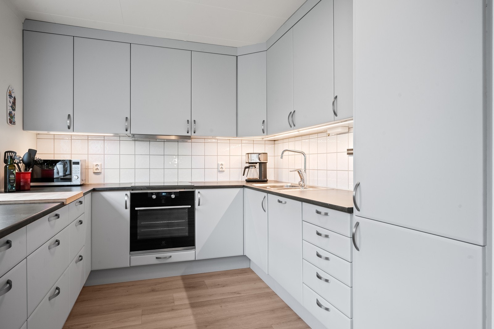 Det er integrert komfyr, koketopp, oppvaskmaskin og kombiskap Galleribilde