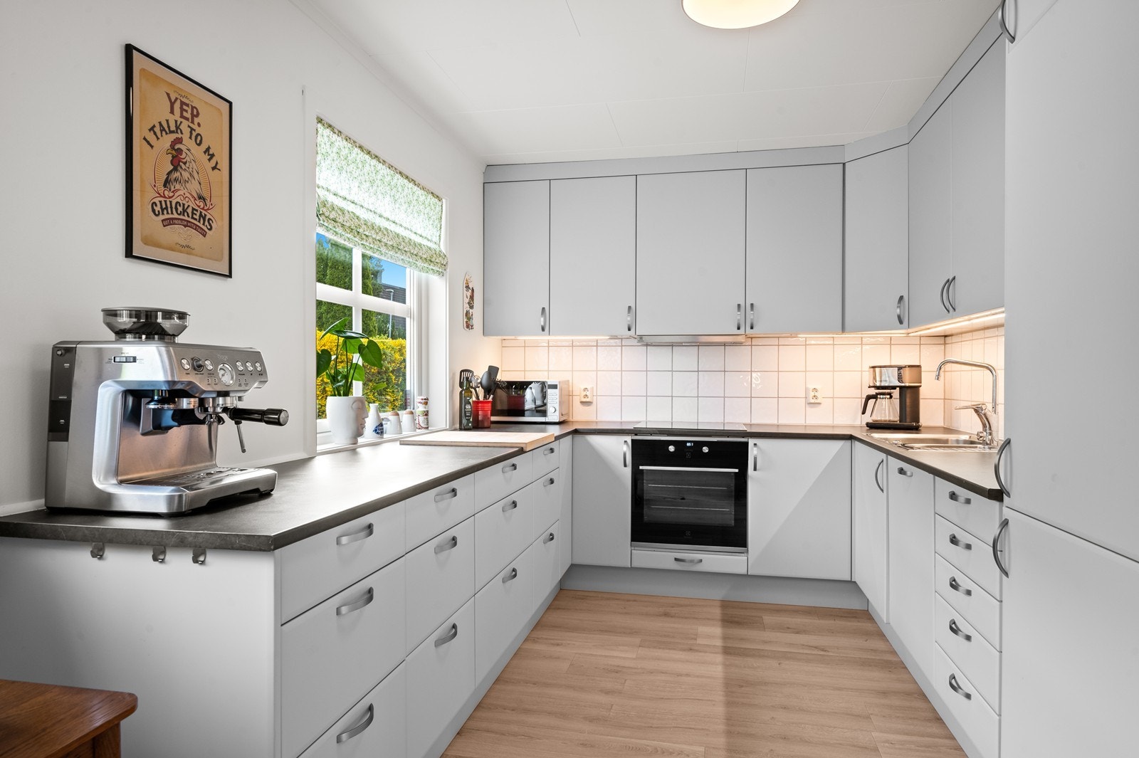 Kjøkkeninnredningen er oppgradert med nye fronter/skap og skuffer i 2023 Galleribilde