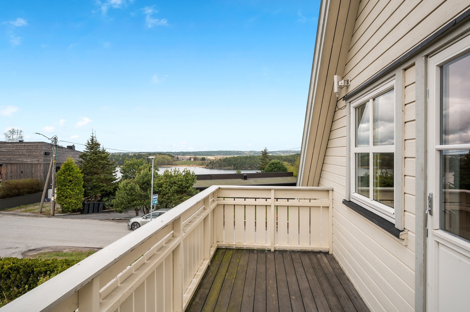 Fra balkongen er det utsikt til Tunevannet Galleribilde