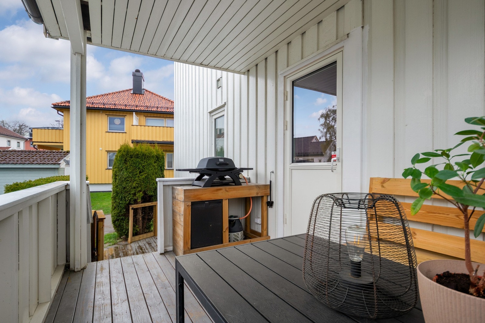 Balkongen og markterrassen er tilsammen på ca. 17 kvm, og har dermed god plass til grill og utemøblement. Galleribilde