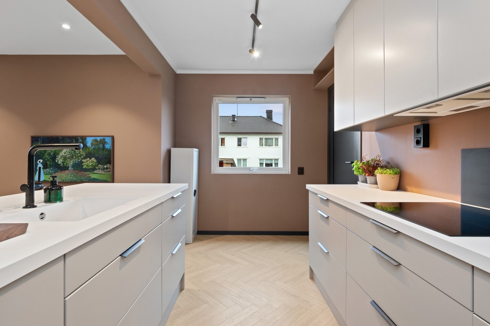 Videre er kjøkkenet utstyrt med integrerte hvitevarer som oppvaskmaskin, kjøleskap, stekeovn og koketopp, samt kullfilterventilator, benkestikk og god arbeidsbelysning. Galleribilde