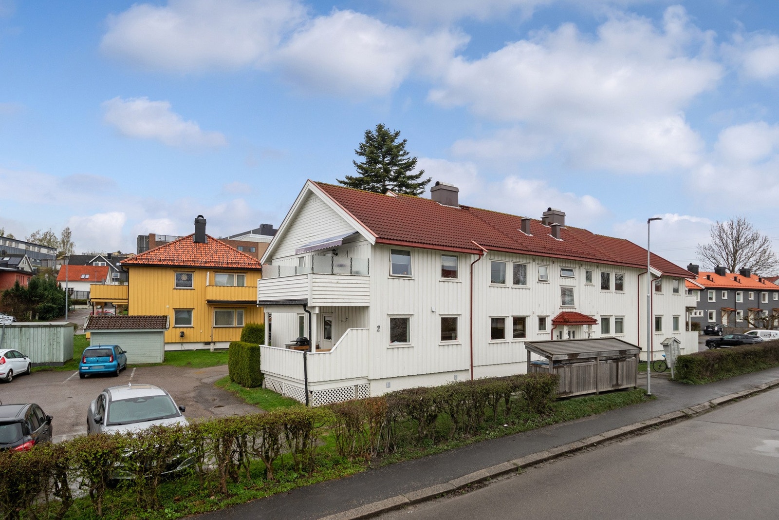 P-plass er inkludert i felleskostnadene. Det er førstemann til mølla-prinsipp, ingen faste plasser. Det følger to oblater til hver leilighet, som gir rett til å parkere på borettslagets eiendom. Galleribilde